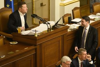 Babiš je mezi mlýnskými kameny. Proto se musí krči...